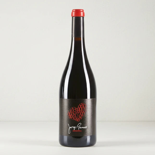 Botella de vino tinto con etiqueta negra y un corazón rojo de Jorge Piernas