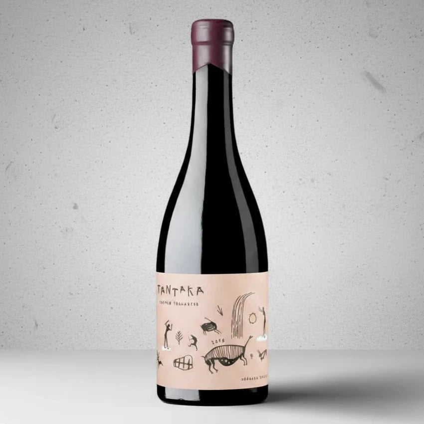 Botella de vino tinto Tantaka (D.O. Arabako Txakolina) sobre fondo blanco de estudio, destacando su etiqueta minimalista y elegante de diseño limpio en D'12 Gourmet