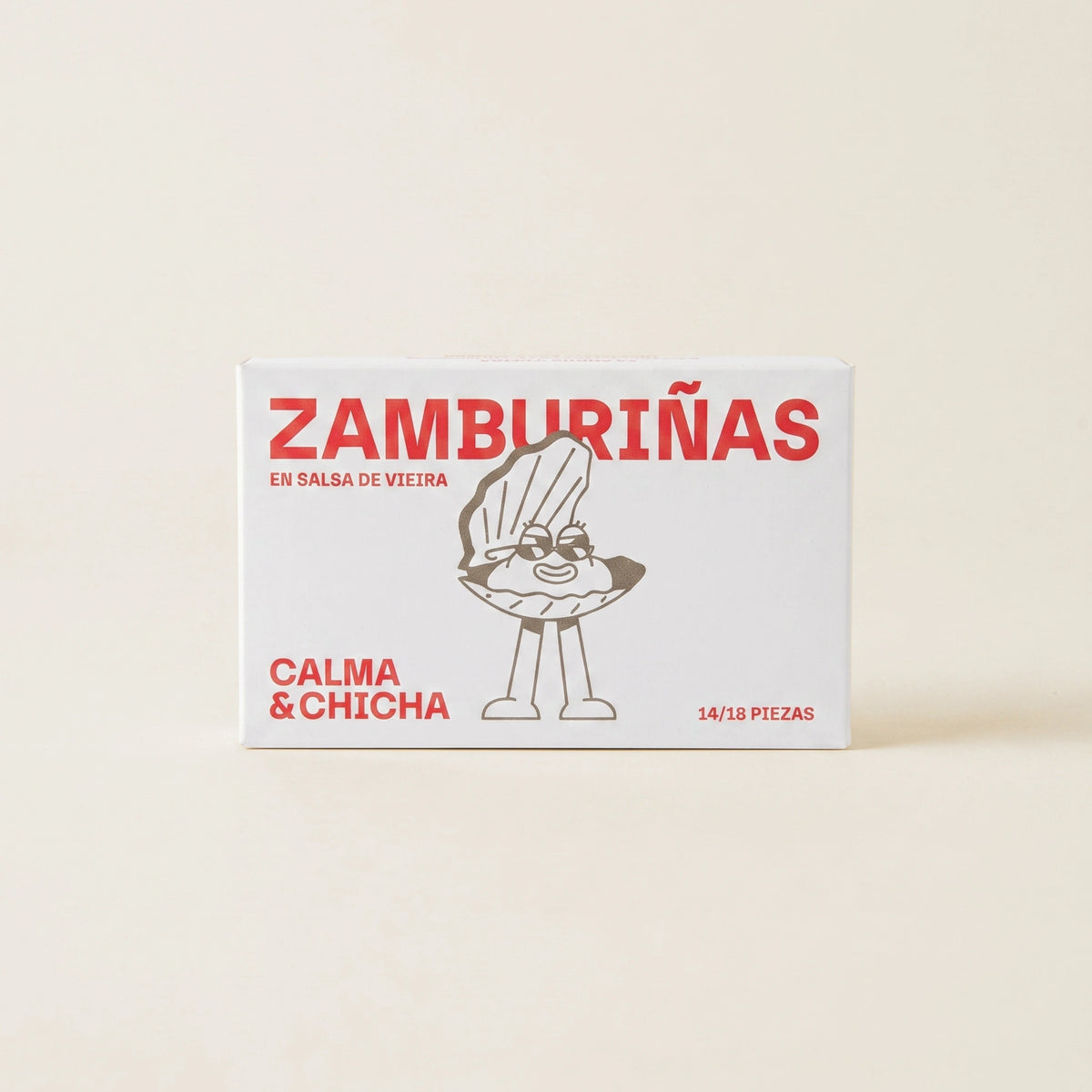 Lata de Zamburiñas Calma & Cachito sobre fondo de estudio con envase blanco roto, texto Zamburiñas en rojo, ilustración humanizada en líneas grises con interior del color de la lata y marca en rojo abajo a la izquierda en D'12 Gourmet