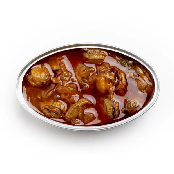 Lata abierta de zamburiñas en salsa de vieira de Felisa sobre fondo blanco de estudio, dejando ver la calidad del producto, la textura y el color característico de la salsa en D'12 Gourmet