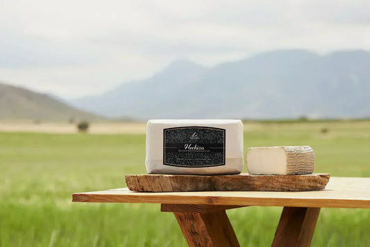 Queso El Hechizo sobre mesa de madera y fondo borroso