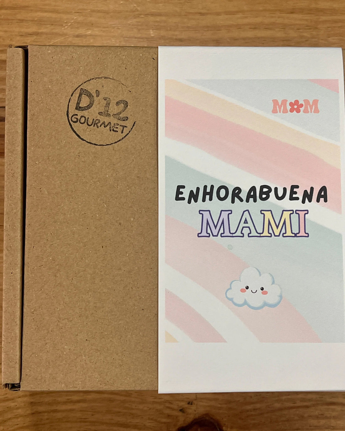 Caja gourmet con faja personalizada, en este queso con el título "Enhorabuena Mami", pack gourmet para recien mamás