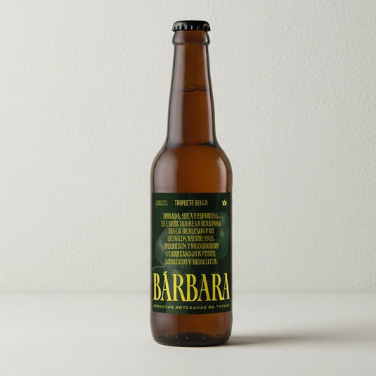 Cerveza artesana de Bárbara de Triplete Belga, con un diseño de etiqueta verde con letras amarillas.