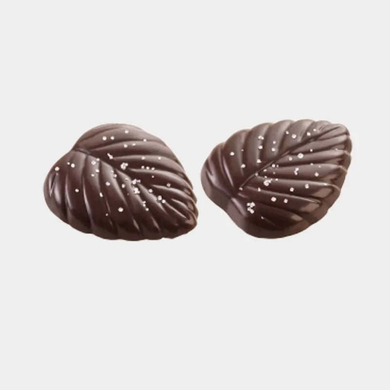 Dos flores de chocolate negro con sal de mar de Chocolates Amatller.