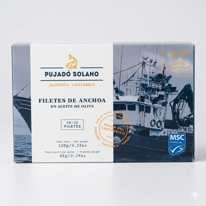 Lata de Filetes de Anchoa en aceite de oliva de Pujadó Solano. Conserva de fondo azul y fotografía de barco.