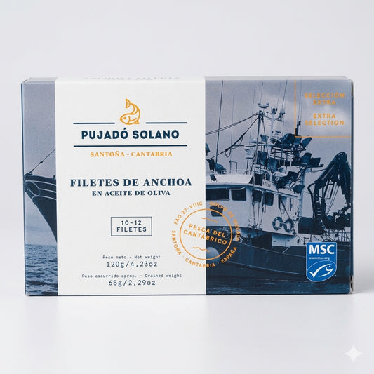 Lata de Filetes de Anchoa en aceite de oliva de Pujadó Solano. Conserva de fondo azul y fotografía de barco.
