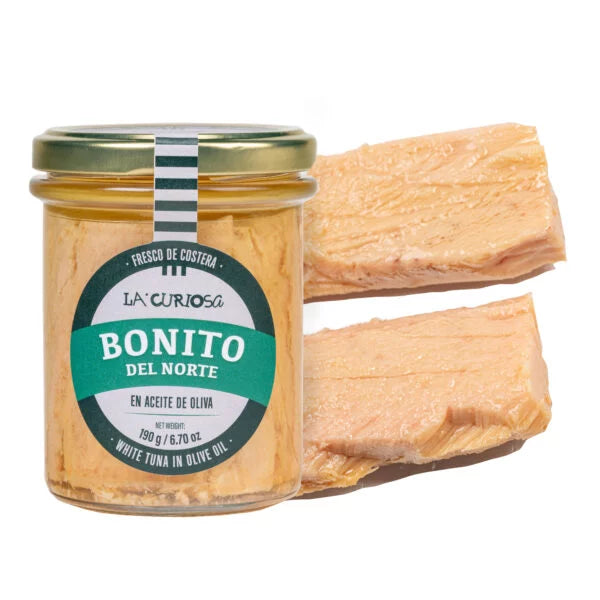 Bote de cristal con bonito del norte en aceite de oliva de La Curiosa, con dos Bonitos fuera del bote, para ver su calidad.