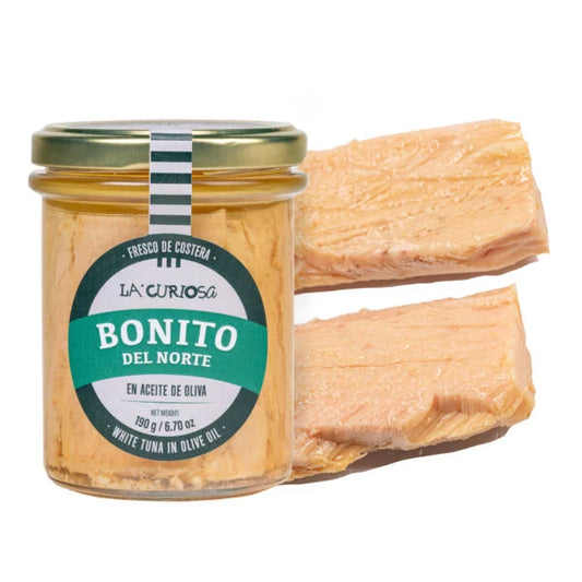 Bote de cristal con bonito del norte en aceite de oliva de La Curiosa, con dos Bonitos fuera del bote, para ver su calidad.