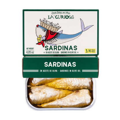 Lata de conserva de sardinas en aceite de oliva 3/4 unidades. En una de las latas vemos el frontal del diseño, una sardina dibujada de estilo moderno, en otra vemos el lateral y por último la lata abierta para ver el interior, como están las sardinas colocadas a mano y su gran calidad.