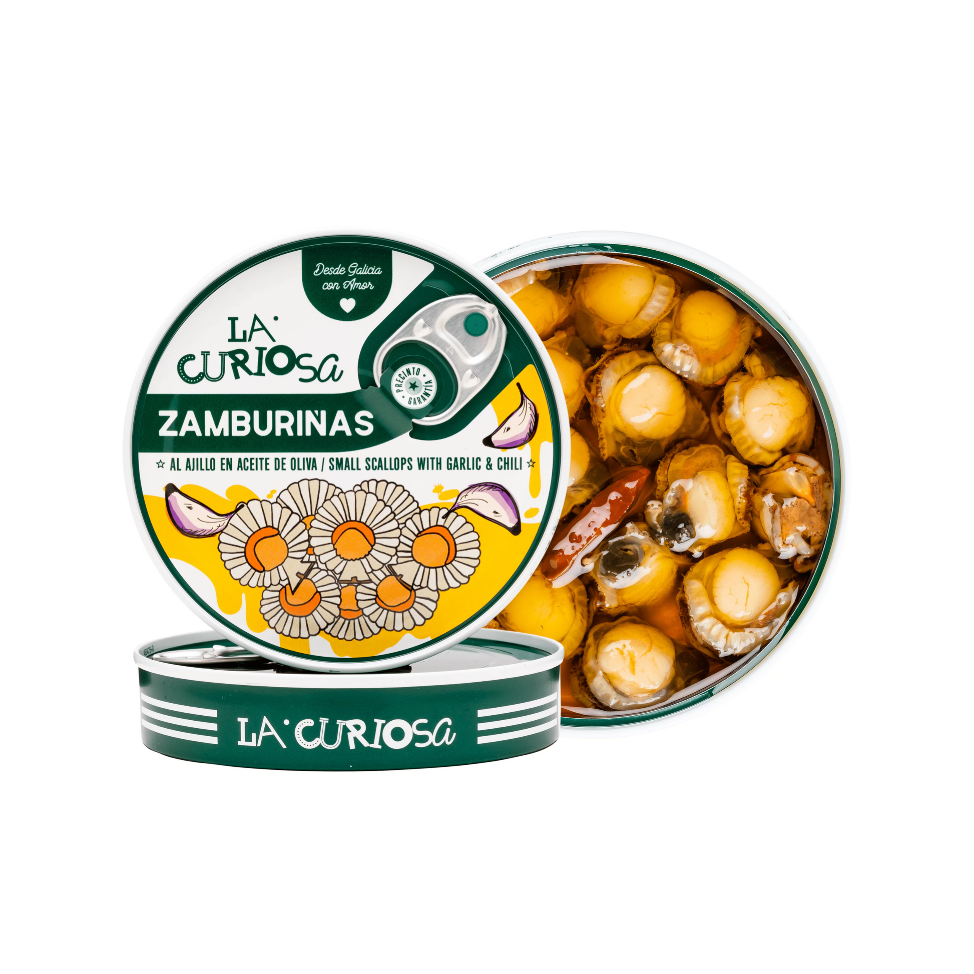 Lata de Zamburiñas al ajillo en aceite de oliva, vemos la tapa del envase con unos dibujos de zamburiñas y ajos muy modernas y detrás el envase abierto para ver la calidad de las zamburiñas.