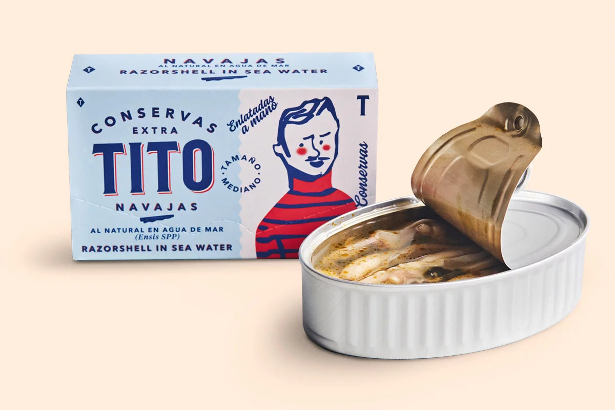 Lata de navajas al natural junto a una lata abierta donde se ve en su interior las propias navajas.