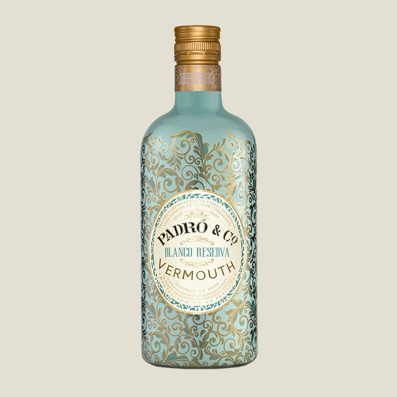 Botella de vermut blanco reserva de Padró & Co. botella elegante de color turquesa con toques dorados en forma de ramas.