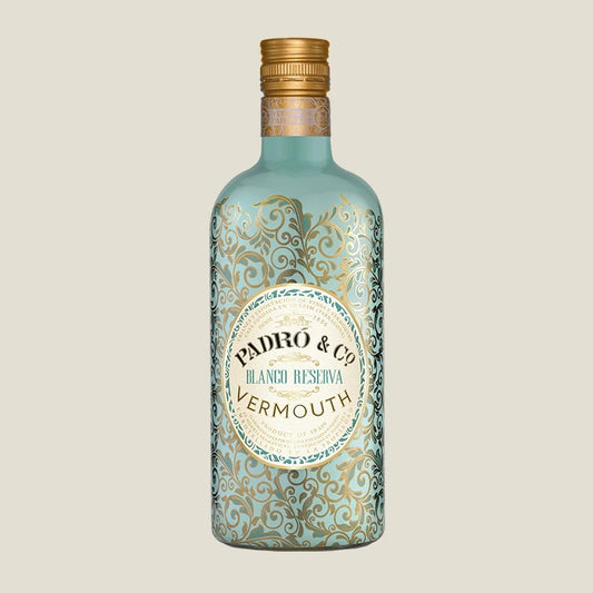 Botella de vermut blanco reserva de Padró & Co. botella elegante de color turquesa con toques dorados en forma de ramas.