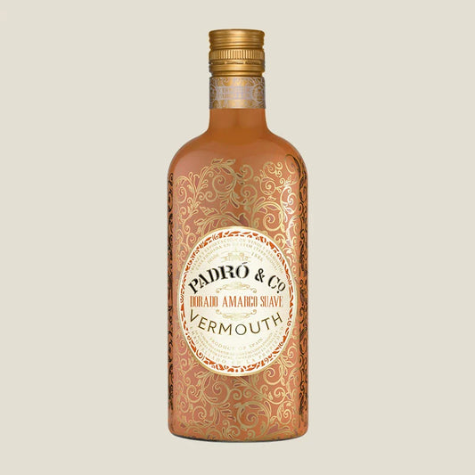 Botella de vermut dorado amargo con diseño exclusivo y elegante