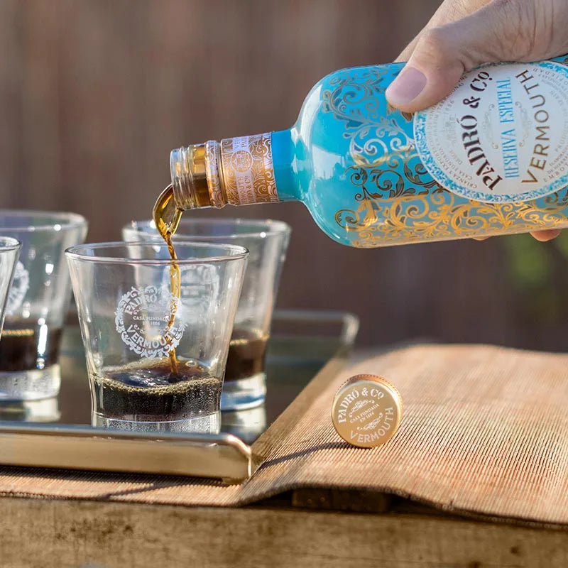 Botella de Padró de vermut reserva especial, sirviendo unos vasos de vermut.