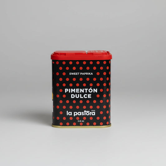 Lata de pimentón dulce La Pastora, pimentón de murcia. Bote negro con puntos rojos, letras en blanco y tapa roja con dos aperturas de diferentes calibres.