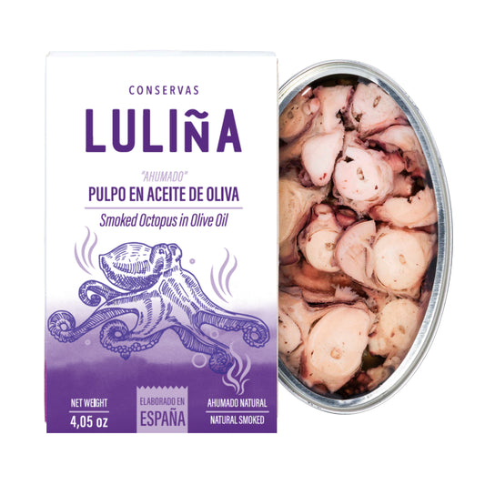 Conserva de pulpo ahumado en aceite de oliva de la marca Luliña. Por un lado vemos el envase de colores blancos y morados y al lado una lata abierta para ver el pulpo cortado de gran calidad.
