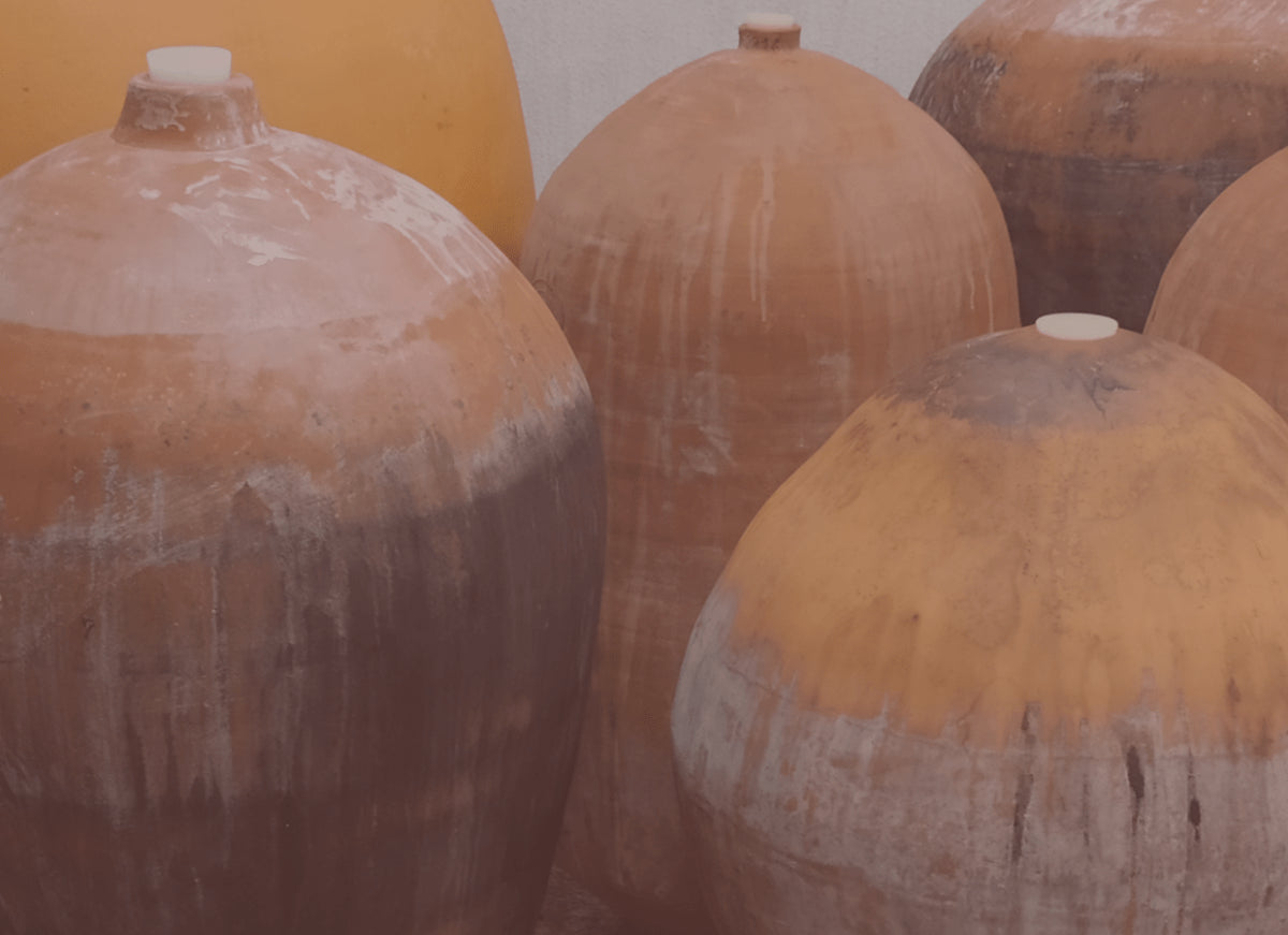 Fotografía de grandes tinajas de barro tradicionales destinadas a la elaboración y crianza del vino Tinaja.