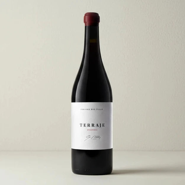 Botella de vino tinto Terraje de la bodega Parajes del Valle, 100% Monsatrell con una etiqueta tradicional, pero elegante y sencilla.