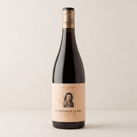 Botella de vino El Sentido de la Vida de Bodega Cerrón sobre fondo blanco, con etiqueta en tono salmón envejecido y una fotografía antigua de una mujer en el centro, acompañada del nombre del vino y la información del producto.