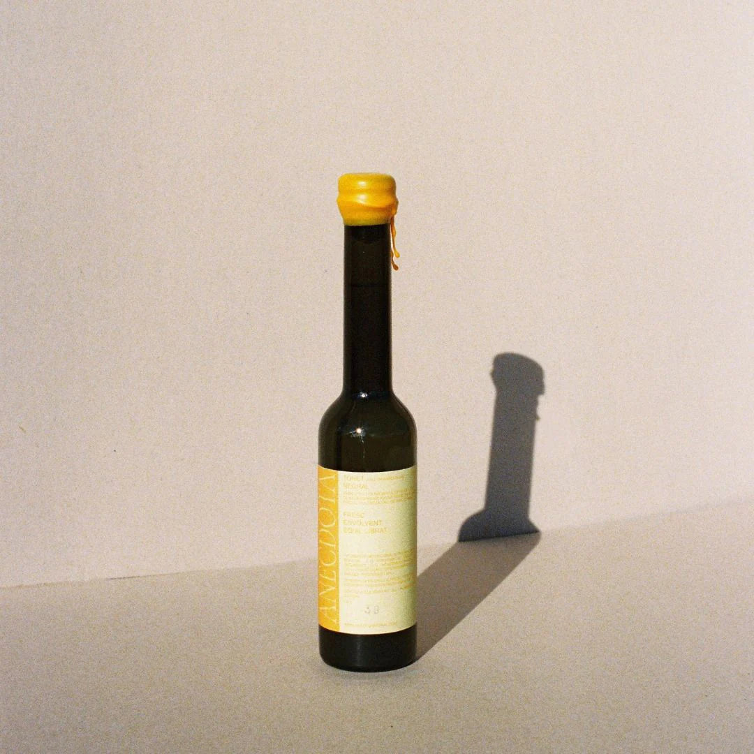 Botella de vidrio con aceite de oliva virgen extra de la marca Anecdota, de variedad Negral. Esta botella llamada Tonet es de diseño sencillo pero llama la atención su color amarillo intenso con letras en amarillo.