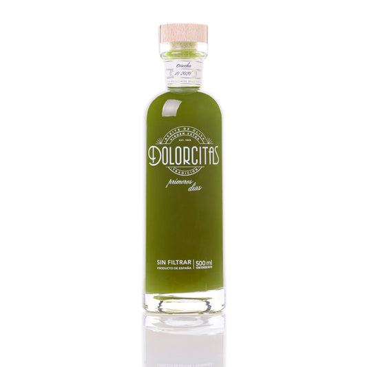 Botella de cristal de aceite de oliva virgen extra sin filtrar Dolorcita sobre fondo blanco de estudio, mostrando el tono verde intenso del aceite, tipografía descriptiva en color blanco y tapón de madera en D'12 Gourmet
