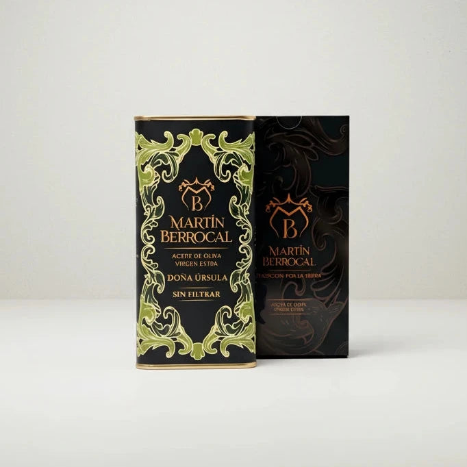 Botella y estuche del aceite de oliva virgen extra Doña Úrsula Martín Berrocal sobre fondo blanco, con un elegante diseño en color negro decorado con motivos vegetales de estilo barroco en verde. En el centro destaca la información del producto en tipografía dorada.