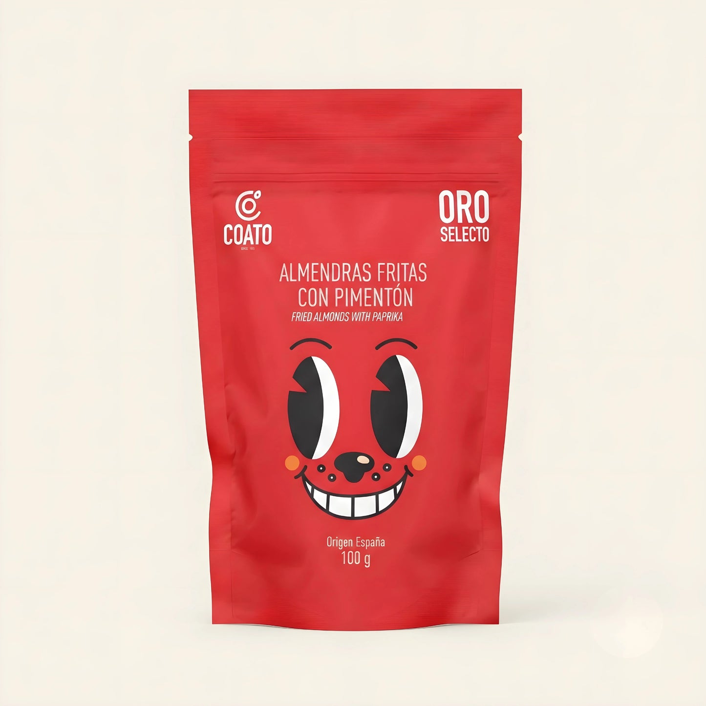 Almendras fritas con pimentón en envase moderno de color rojo y en el centro simula una cara de un perrito.