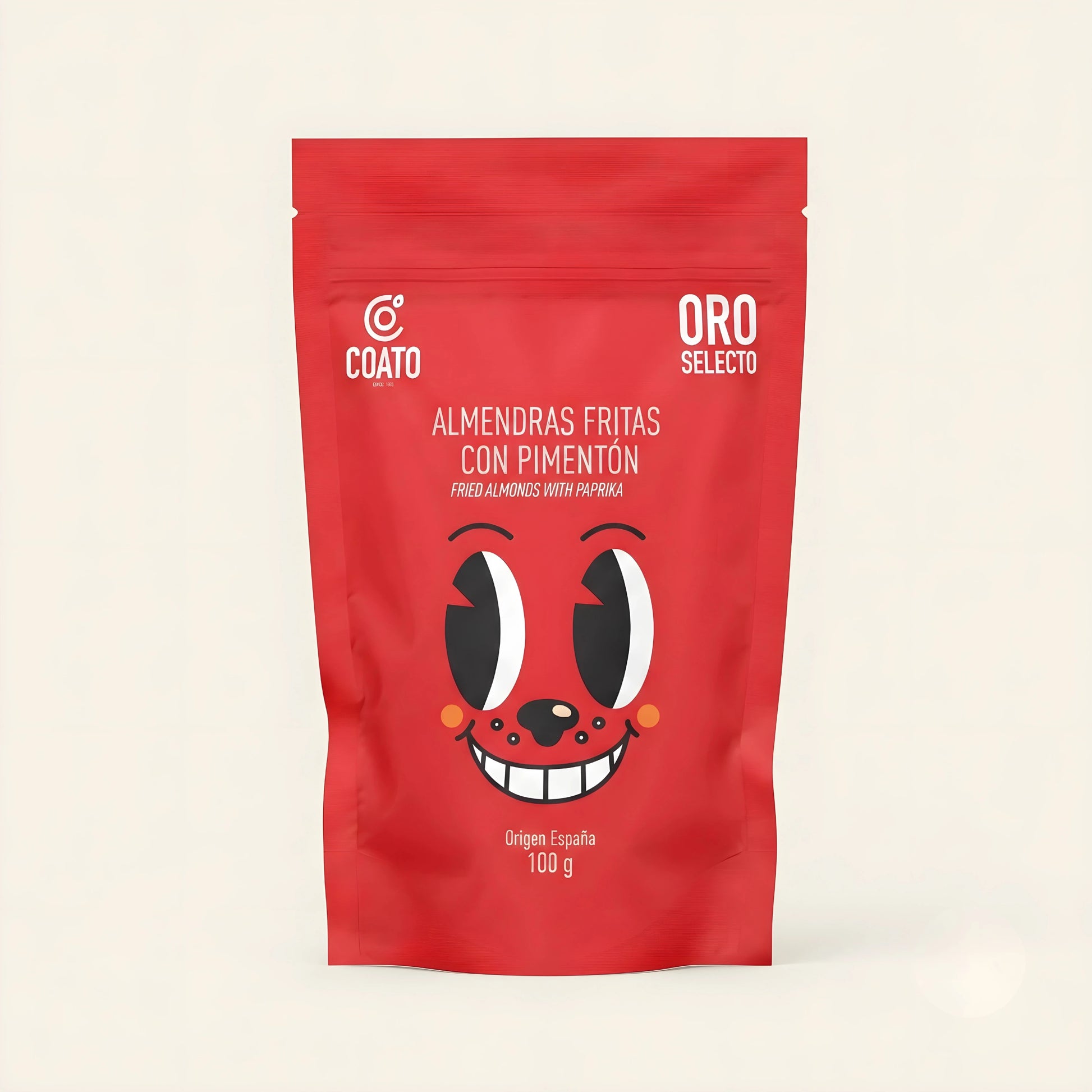 Almendras fritas con pimentón en envase moderno de color rojo y en el centro simula una cara de un perrito.