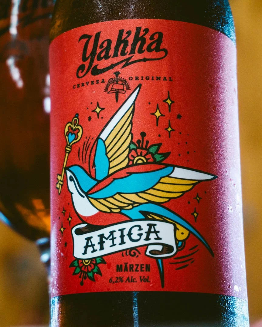 Cerveza Yakka tipo Marzen donde observamos en un primer plano la etiqueta roja con un pájaro que porta una llave en el pico.