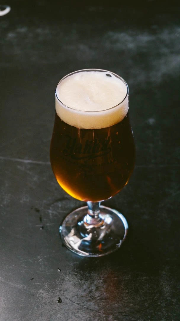 Copa de cerveza Yakka, donde podemos observar los tonos y la calidad de la cerveza.