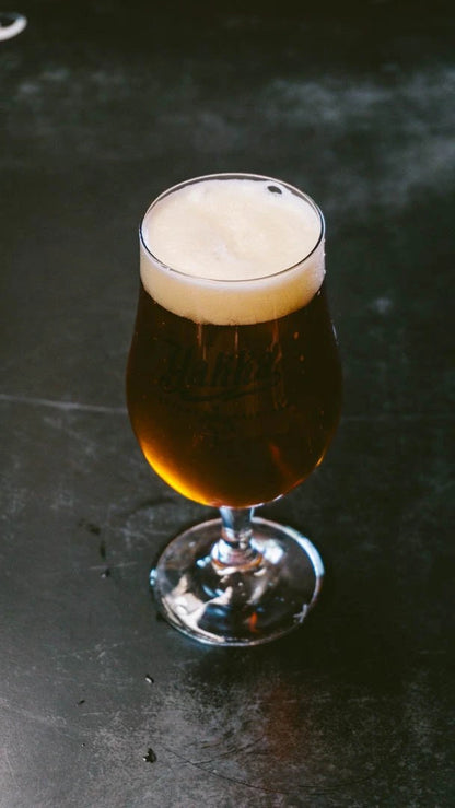 Copa de cerveza Yakka, donde podemos observar los tonos y la calidad de la cerveza.