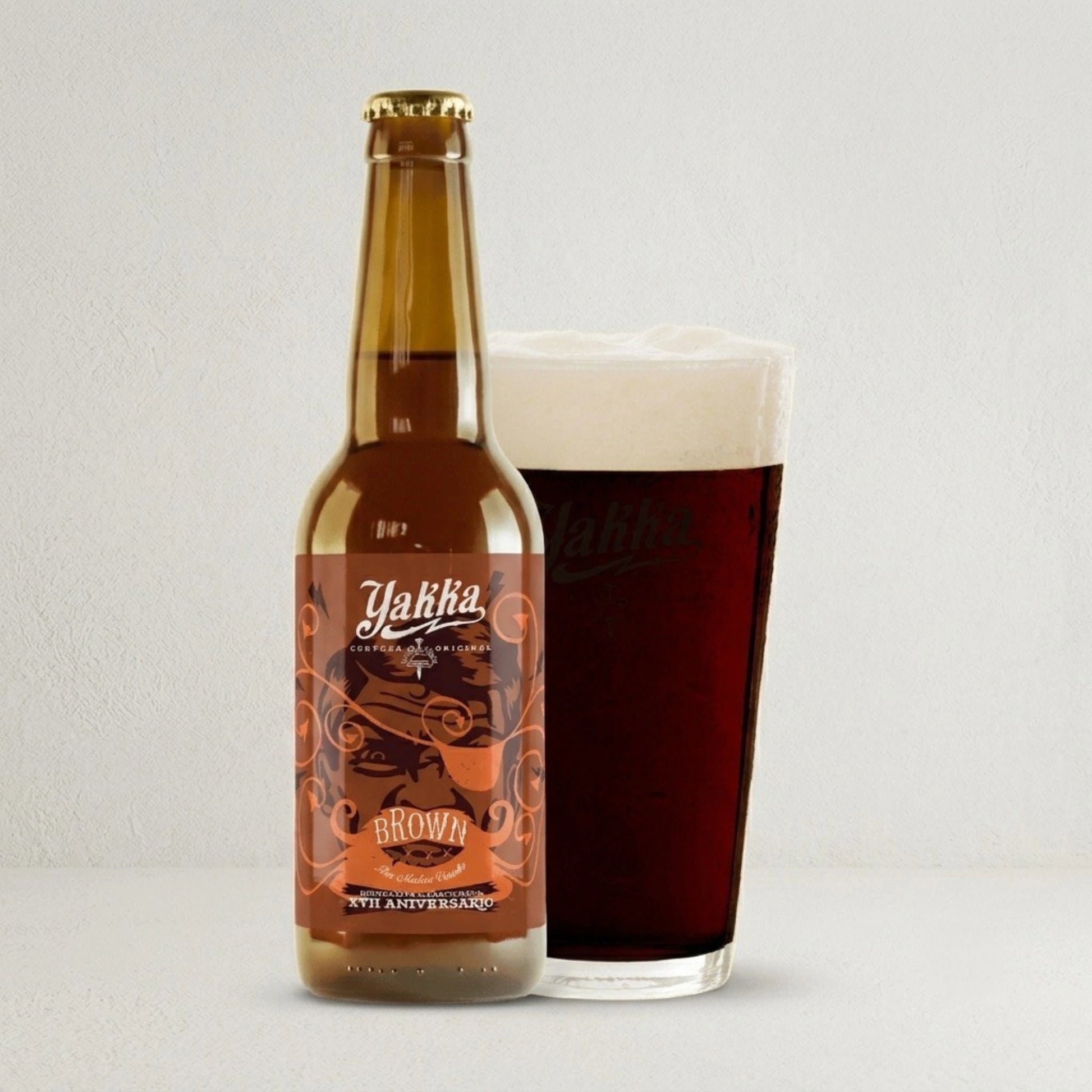 Cerveza Yakka Brown con etiqueta edición especial por su aniversario. En la etiqueta sale un pirata de color marrón y anaranjado junto a un vaso con su cerveza.