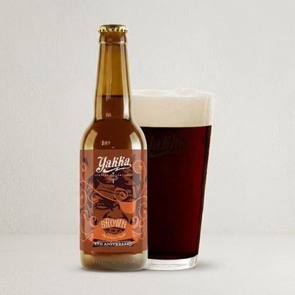 Cerveza Yakka Brown con etiqueta edición especial por su aniversario. En la etiqueta sale un pirata de color marrón y anaranjado junto a un vaso con su cerveza.