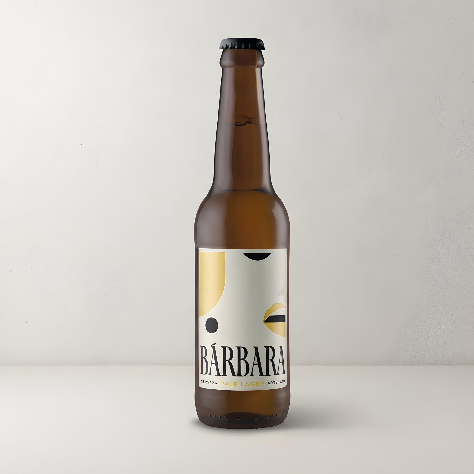 Botella de cerveza artesana Bárbara Pale Lager sobre fondo blanco con etiqueta de diseño moderno, elaborada en Totana, Murcia, con estilo Pale Lager.