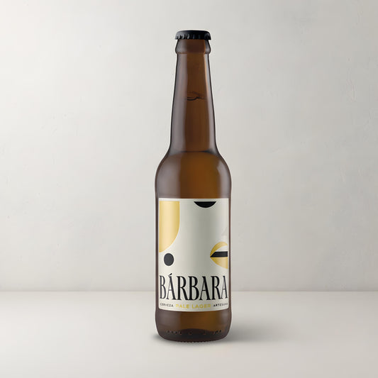 Botella de cerveza artesana Bárbara Pale Lager sobre fondo blanco con etiqueta de diseño moderno, elaborada en Totana, Murcia, con estilo Pale Lager.