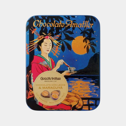 Lata vintage con imagenes asiaticas en su interior hojas de chocolate con leche & maracuyá.