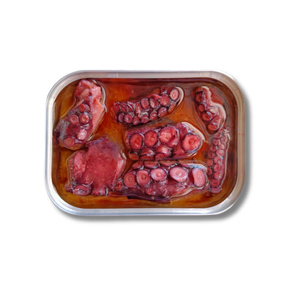 Lata abierta de pulpo seco donde se aprecia el interior compuesto por las patas del pulpo 