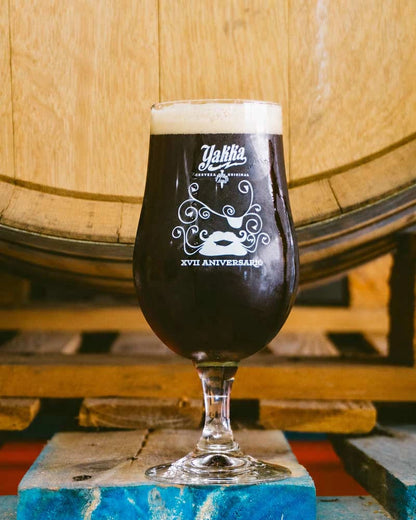 Copa de cerveza Yakka Brown, una cerveza negra de edición especial por su XVII aniversario.