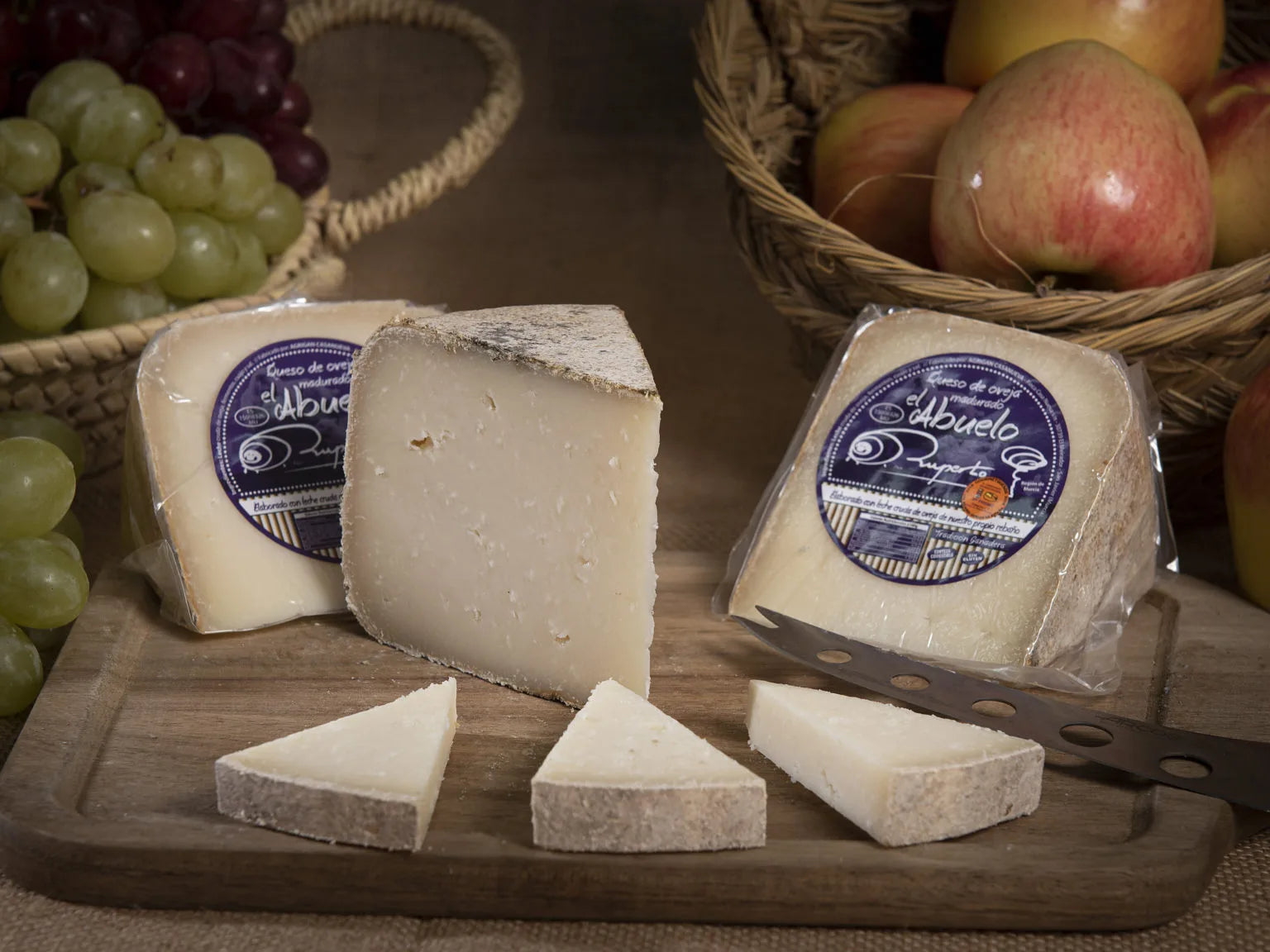 Queso de oveja madurado con la corteza enmohecida de forma natural, cuña el Abuelo de Ruperto. El mejor queso de la Región de Murcia.