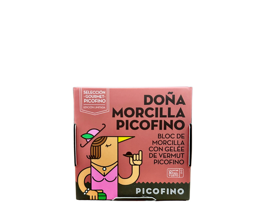Lata de paté Doña Morcilla de Picofino sobre fondo blanco de estudio, con estuche cuadrado en tono granate, tipografía negra e ilustración del personaje pico de pájaro característico de la marca caracterizado como una señora comiendo una tostada de paté de morcilla en D'12 Gourmet