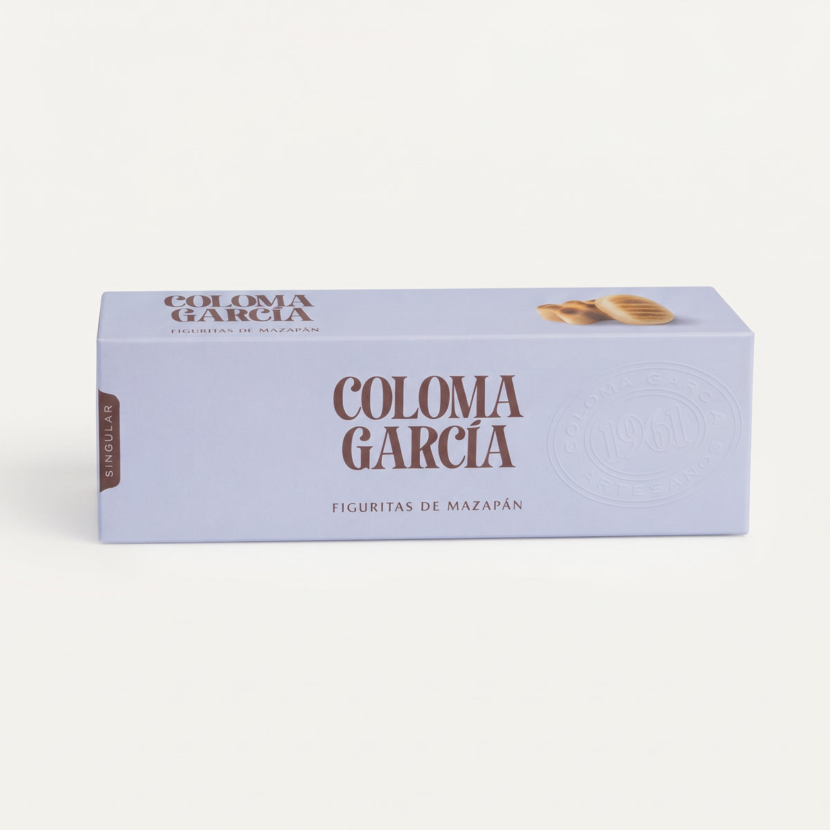 Caja elegante de figuritas de mazapán Coloma García en tono morado suave con letras brillantes sobre fondo de estudio.