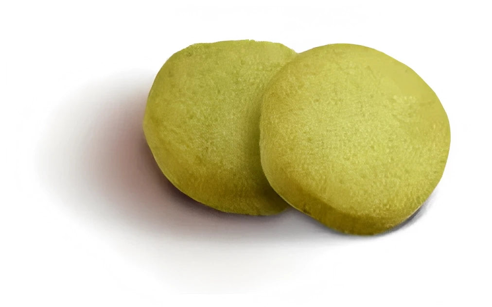 Dos galletas redondas de mantequilla con crema de pistacho de Lady Joseph.