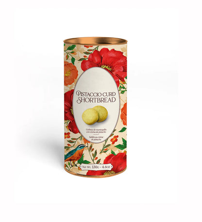 Bote cilíndrico con flores rojas, rellena de galletas de mantequilla con crema de pistacho.