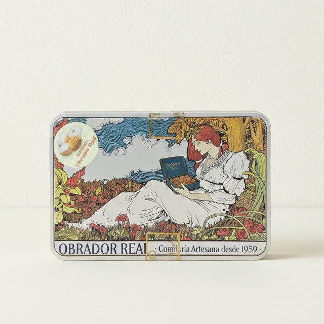 lata de polvorones con dibujo de una mujer en el campo vintage sobre fondo blanco de estudio elegante