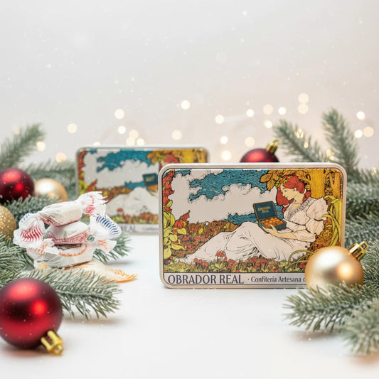 lata de dulces navideños sobre una mesa con decoración navideña