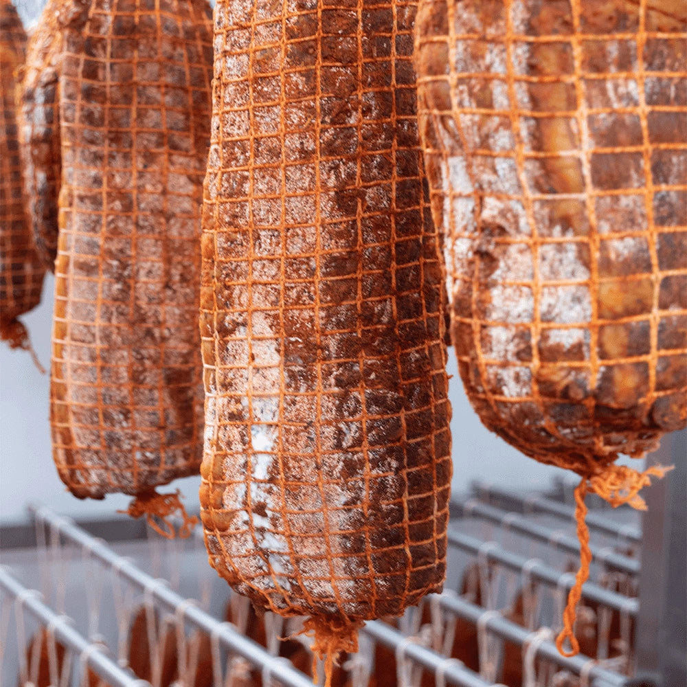 Piezas de lomo de chato murciano colgados en el secadero