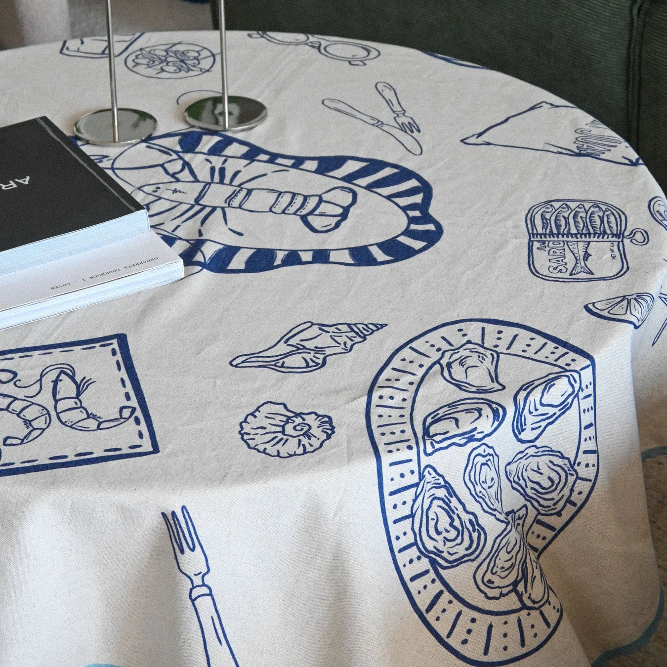 Mantel liso con elementos gráficos marinos de color azul, moderno y muy original. Comprar en D'12 Gourmet.