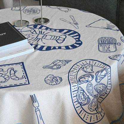 Mantel liso con elementos gráficos marinos de color azul, moderno y muy original. Comprar en D'12 Gourmet.