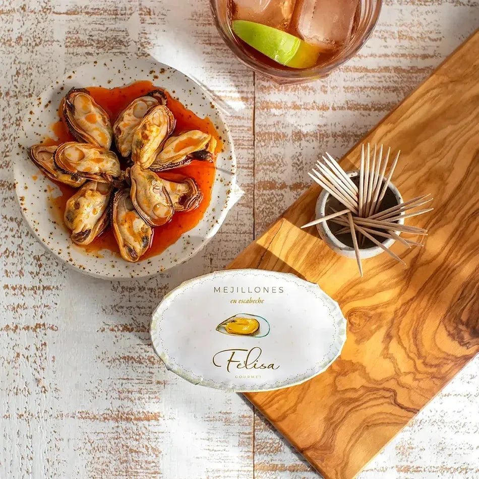 Detalle de mejillones gigantes en escabeche con su característico escabeche dorado y jugoso